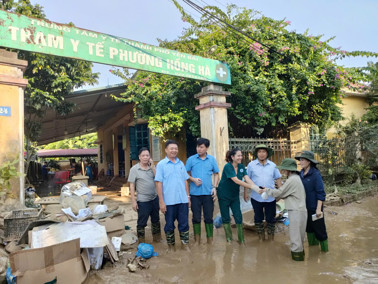 Hình ảnh chi tiết tin tức Đoàn cán bộ y tế tỉnh Bình Định hỗ trợ Trung tâm Y tế thành phố Yên Bái khắc phục hậu quả sau bão lũ Hình ảnh tin tức Đoàn cán bộ y tế tỉnh Bình Định hỗ trợ Trung tâm Y tế thành phố Yên Bái khắc phục hậu quả sau bão lũ