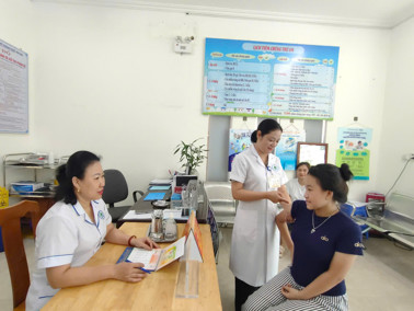Hình ảnh chi tiết tin tức Tiêm chủng miễn phí vaccine phòng uốn ván cho người dân bị thương, có vết trầy xước, xây xát do ảnh hưởng bão lũ. Hình ảnh tin tức Tiêm chủng miễn phí vaccine phòng uốn ván cho người dân bị thương, có vết trầy xước, xây xát do ảnh hưởng bão lũ.