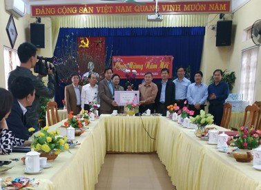 Hình ảnh chi tiết tin tức Đồng chí Dương Văn Thống - Phó Bí thư Thường trực Tỉnh ủy đến thăm và chúc tết Trung tâm Y tế thành phố Yên Bái. Hình ảnh tin tức Đồng chí Dương Văn Thống - Phó Bí thư Thường trực Tỉnh ủy đến thăm và chúc tết Trung tâm Y tế thành phố Yên Bái.