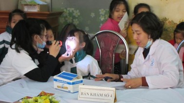 Hình ảnh chi tiết tin tức Trung tâm Y tế thành phố Yên Bái tổ chức khám sức khỏe theo chuyên khoa cho học sinh Hình ảnh tin tức Trung tâm Y tế thành phố Yên Bái tổ chức khám sức khỏe theo chuyên khoa cho học sinh