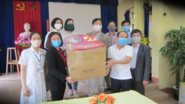Hình ảnh chi tiết tin tức Hội Liên Hiệp phụ nữ huyện Trấn Yên, huyện Văn Yên và phường Nam Cường trao tặng Trung tâm Y tế thành phố Yên Bái 700 chiếc mũ chắn giọt bắn Hình ảnh tin tức Hội Liên Hiệp phụ nữ huyện Trấn Yên, huyện Văn Yên và phường Nam Cường trao tặng Trung tâm Y tế thành phố Yên Bái 700 chiếc mũ chắn giọt bắn