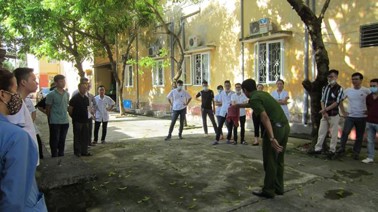 Hình ảnh chi tiết tin tức Huấn luyện nghiệp vụ phòng cháy và chữa cháy tại Trung tâm Y tế thành phố Yên Bái Hình ảnh tin tức Huấn luyện nghiệp vụ phòng cháy và chữa cháy tại Trung tâm Y tế thành phố Yên Bái
