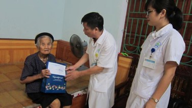 Hình ảnh chi tiết tin tức Trung tâm Y tế thành phố thăm hỏi, động viên, khám bệnh, tư vấn, cấp thuốc miễn phí và tặng quà Mẹ Việt Nam anh hùng trên địa bàn thành phố Yên Bái Hình ảnh tin tức Trung tâm Y tế thành phố thăm hỏi, động viên, khám bệnh, tư vấn, cấp thuốc miễn phí và tặng quà Mẹ Việt Nam anh hùng trên địa bàn thành phố Yên Bái