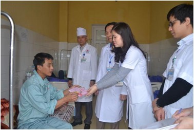 Hình ảnh chi tiết tin tức Tổ công tác xã hội Trung tâm Y tế thành phố Yên Bái thăm và tặng quà cho người bệnh Hình ảnh tin tức Tổ công tác xã hội Trung tâm Y tế thành phố Yên Bái thăm và tặng quà cho người bệnh