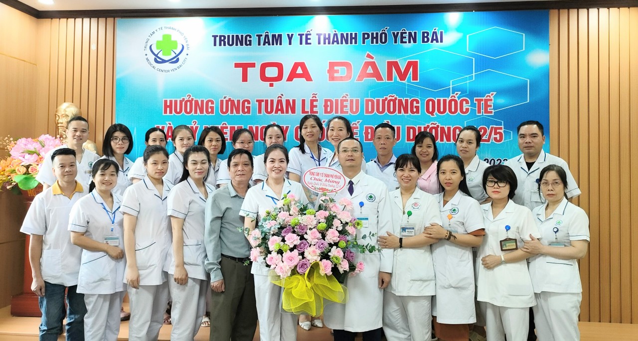 Hình ảnh tin tức Trung tâm Y tế thành phố Yên Bái tổ chức tọa đàm kỷ niệm Ngày Quốc tế Điều dưỡng.