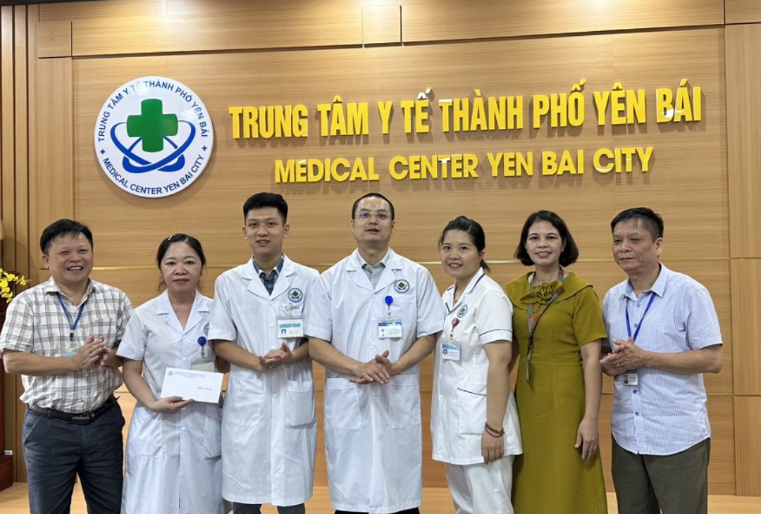 Hình ảnh tin tức Trung tâm Y tế thành phố yên Bái cấp cứu thành công cho bệnh nhân bị phản vệ độ IV do ong đốt. 