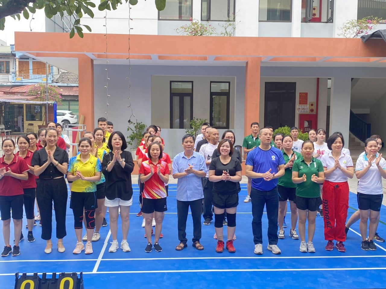 Hình ảnh tin tức Trung tâm Y tế thành phố tổ chức giải bóng chuyền hơi nội bộ kỷ niệm ngày thành lập Hội Liên hiệp Phụ nữ Việt Nam