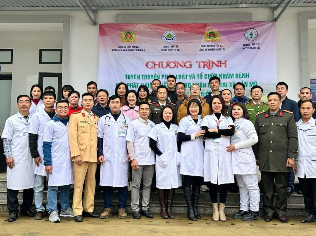 Hình ảnh tin tức Chương trình tuyên truyền pháp luật, khám bệnh, tư vấn sức khỏe, cấp phát thuốc miễn phí tại xã Bản Mù, huyện Trạm Tấu