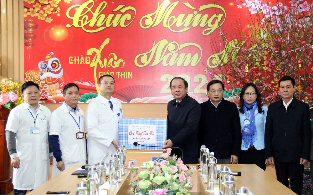Hình ảnh tin tức Đồng chí Tạ Văn Long - Phó Bí thư Thường trực Tỉnh ủy, Chủ tịch HĐND tỉnh đến thăm và chúc tết Trung tâm Y tế thành phố Yên Bái.