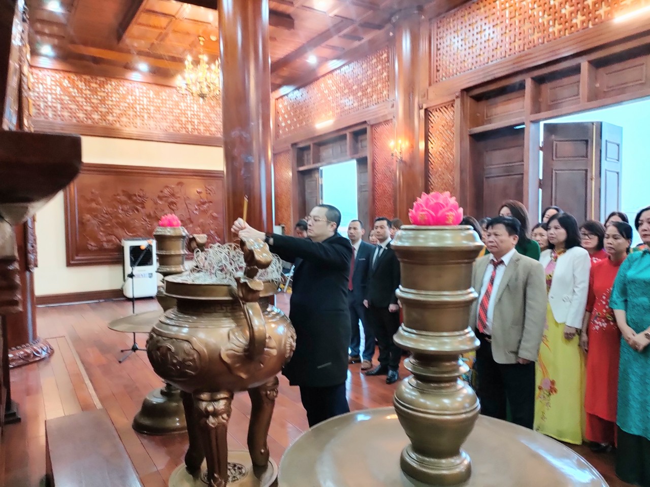 Hình ảnh tin tức Đảng bộ Trung tâm Y tế báo công và dâng hương tưởng niệm Chủ tịch Hồ Chí Minh tại khu Di tích lịch sử Quốc gia Lễ đài sân vận động  thành phố Yên Bái