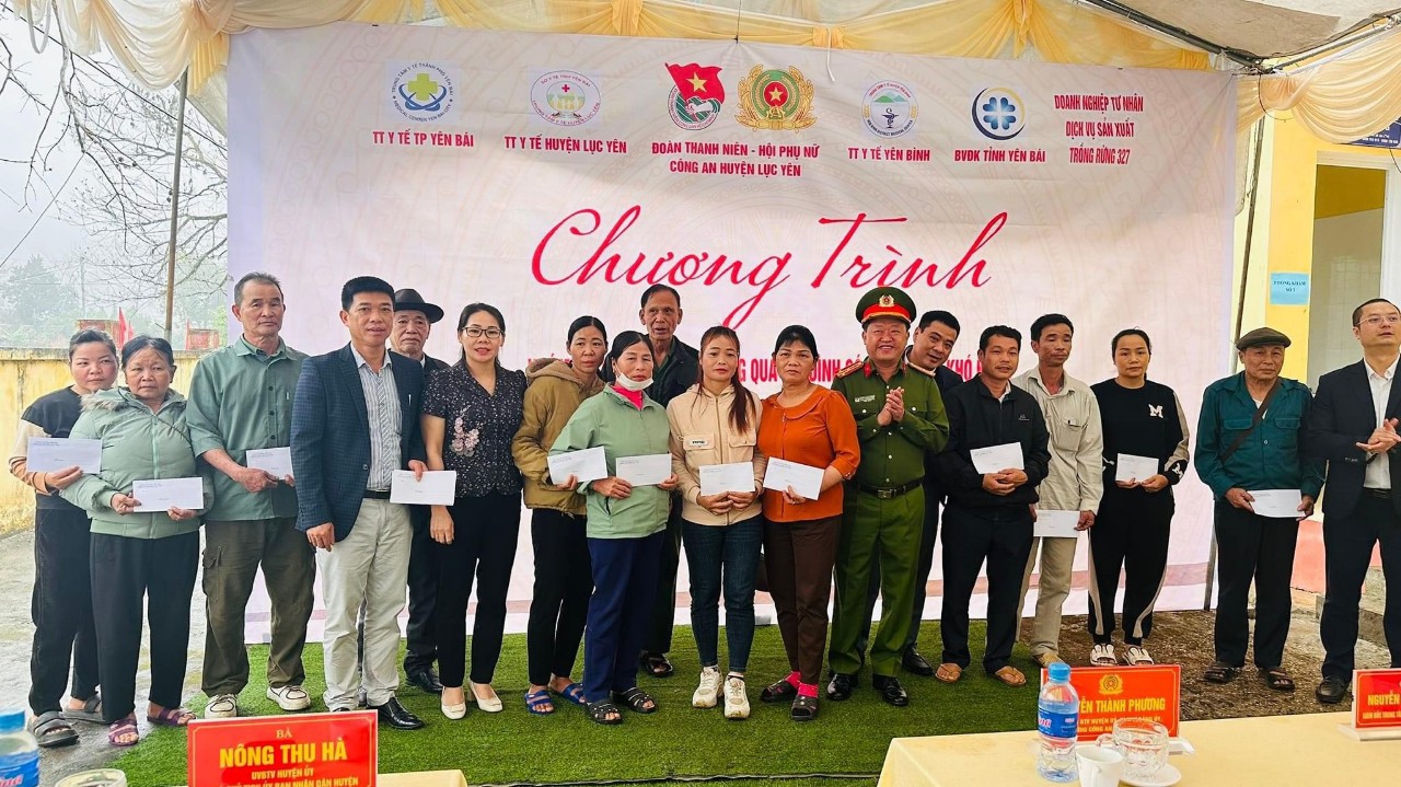 Hình ảnh tin tức Khám bệnh, tư vấn sức khỏe, cấp phát thuốc miễn phí và tặng quà tại xã An Phú huyện Lục Yên 