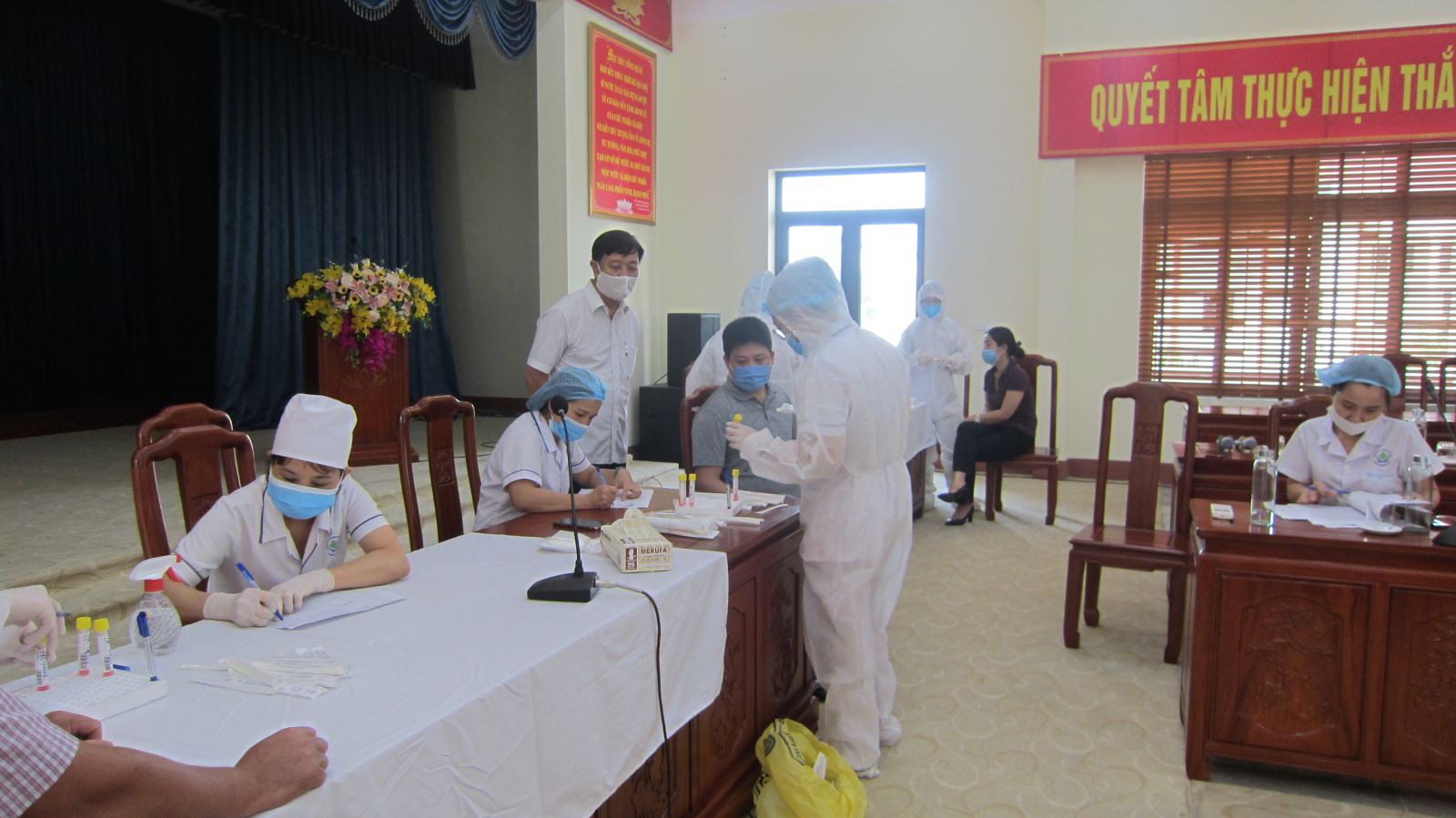 Hình ảnh tin tức Thành phố Yên Bái: lấy mẫu xét nghiệm Covid - 19 phục vụ công tác bầu cử đại biểu Quốc hội khóa XV và đại biểu Hội đồng nhân dân các cấp