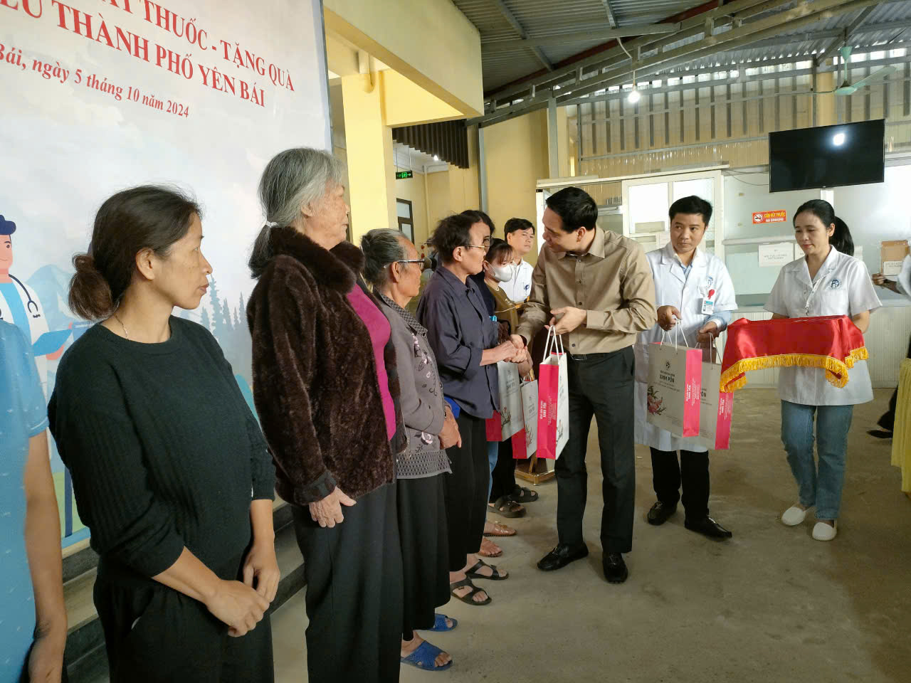 Hình ảnh tin tức Chương trình khám, tư vấn sức khỏe, cấp thuốc miễn phí và tặng quà cho người dân vùng lũ thành phố Yên Bái