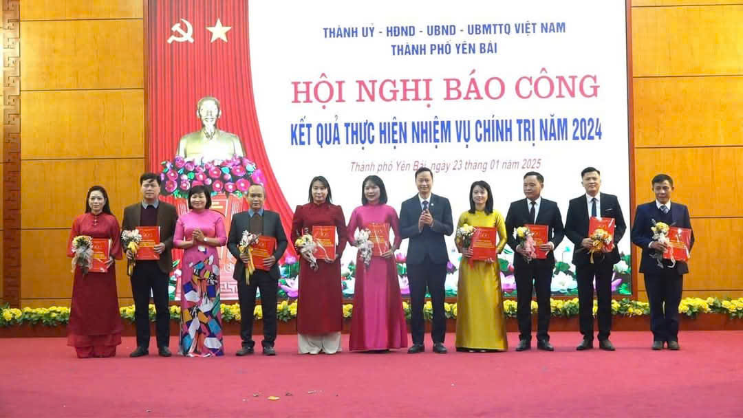 Hình ảnh tin tức Trung tâm Y tế thành phố được khen thưởng tập thể hoàn thành xuất sắc, toàn diện, vượt mức các chỉ tiêu, nhiệm vụ được giao