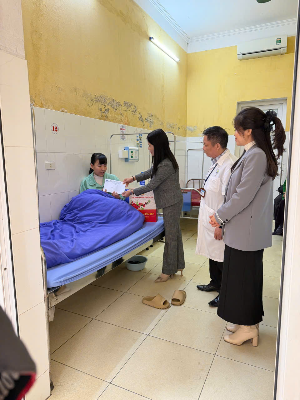 Hình ảnh tin tức Tặng quà cho 20 bệnh nhân bệnh nhân mắc bệnh nặng, hiểm nghèo có hoàn cảnh khó khăn đang điều trị tại Trung tâm Y tế Khu vực Yên Bái 