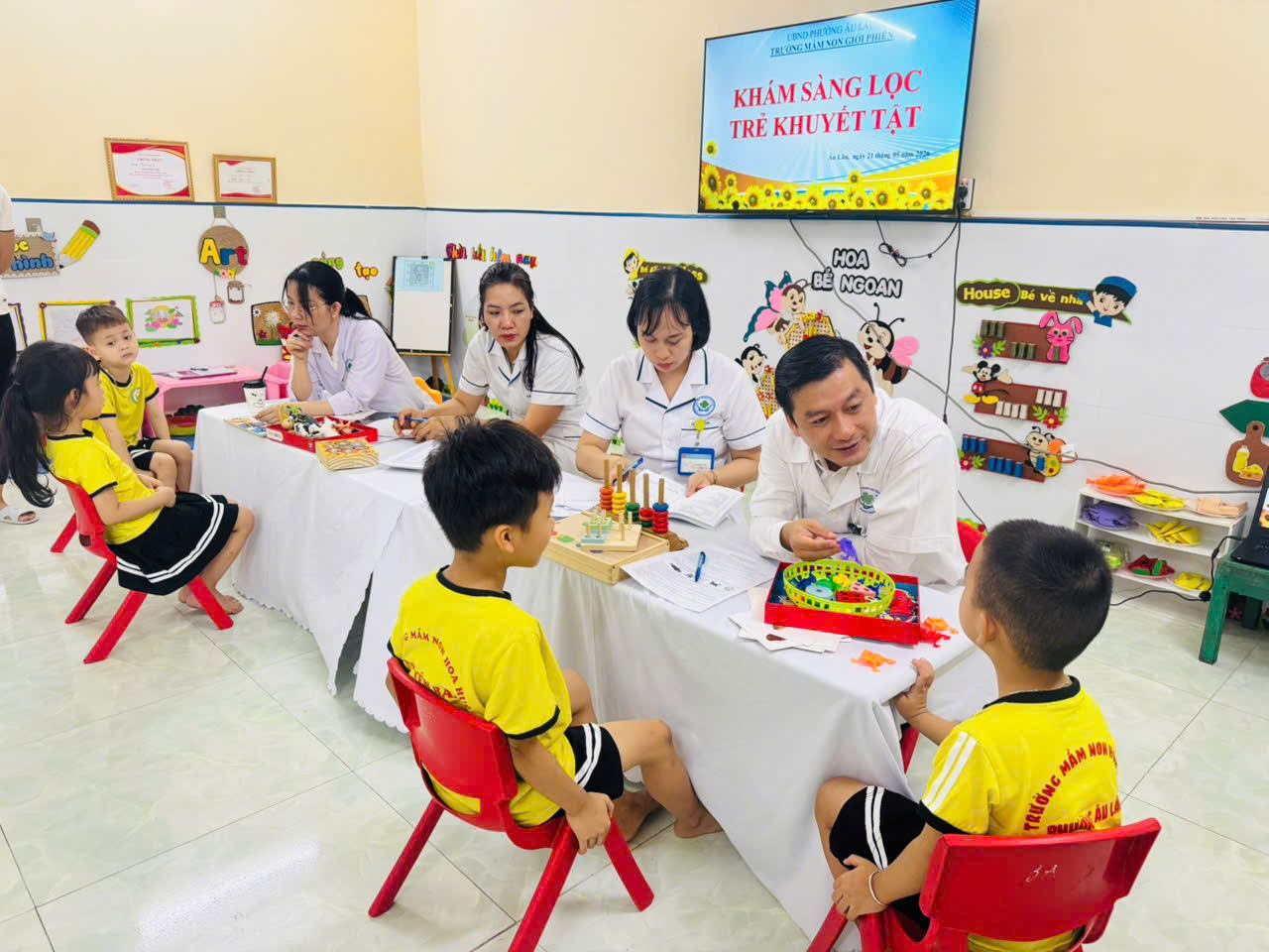 Hình ảnh tin tức Chương trình khám sàng lọc, phát hiện sớm, can thiệp sớm trẻ khuyết tật về thể chất, trí tuệ tại các trường mầm non trên địa bàn khu vực Yên Bái.