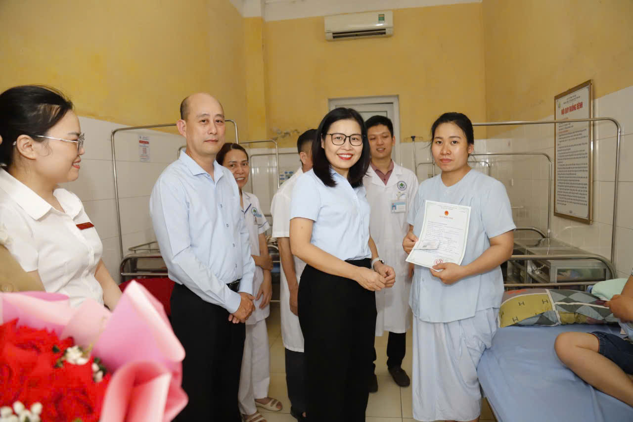 Hình ảnh tin tức Chủ tịch UBND phường Yên Bái trao giấy khai sinh cho trẻ sơ sinh tại trung tâm Y tế khu vực Yên Bái