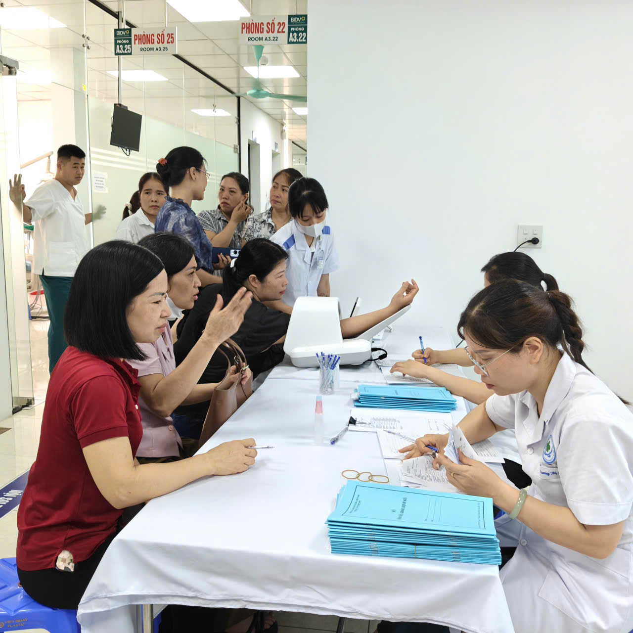 Hình ảnh tin tức Trung tâm Y tế khu vực Yên Bái tổ chức khám sức khỏe định kỳ cho người dân 