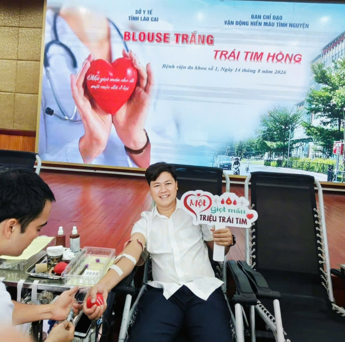 Hình ảnh tin tức 14 tình nguyện viên Trung tâm Y tế khu vực Yên Bái hiến máu tại Chương trình “Blouse trắng – Trái tim hồng”