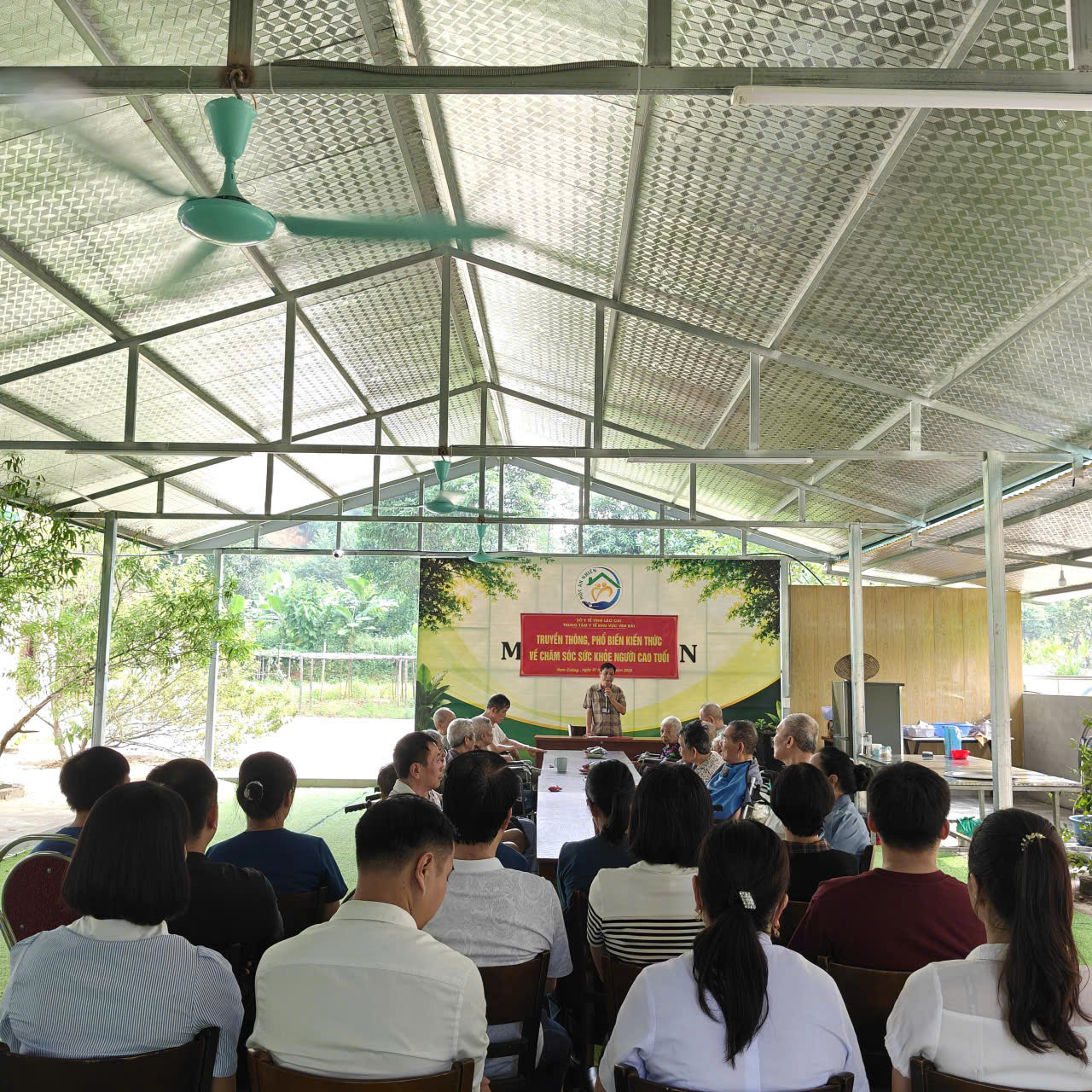 Hình ảnh tin tức Trung tâm Y tế khu vực Yên Bái tổ chức chương trình truyền thông, phổ biến kiến thức về chăm sóc sức khỏe người cao tuổi tại Trung tâm dưỡng lão Mộc An Nhiên.
