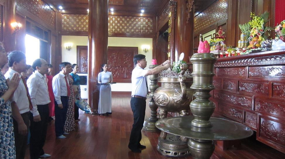 Hình ảnh tin tức Lễ dâng hương, báo công với Bác tại khu Di tích lịch sử Quốc gia Lễ đài sân vận động thành phố Yên Bái