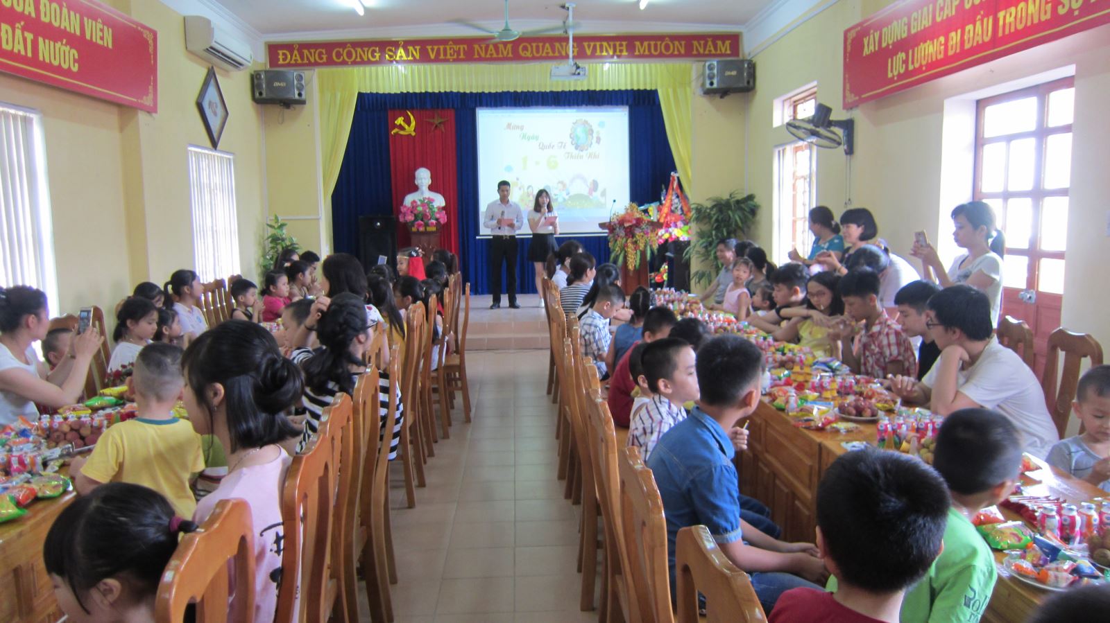 Hình ảnh tin tức Công đoàn cơ sở Trung tâm Y tế thành phố Yên Bái tổ chức chương trình đón Tết thiếu nhi cho các cháu thiếu nhi